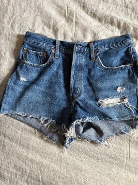 Levis 501 Button Fly Cutoff Raw Hem Denim Shorts S58022